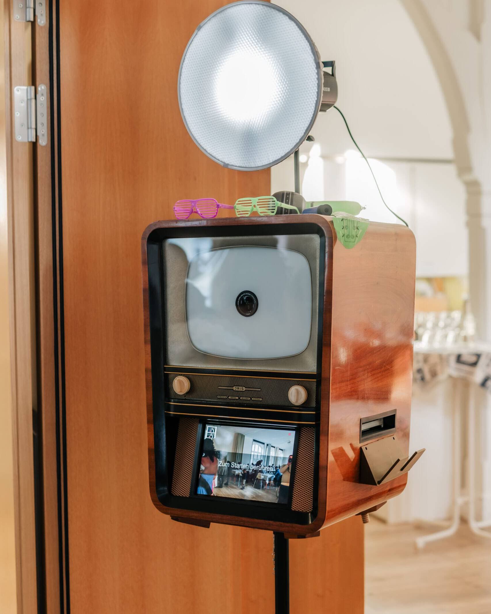 Gäste posieren vor der Photorella-Box auf einer Feier in Darmstadt