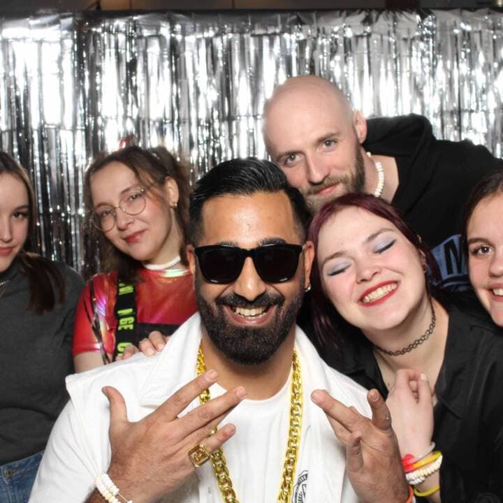 Party-Gäste vor der Fotobox