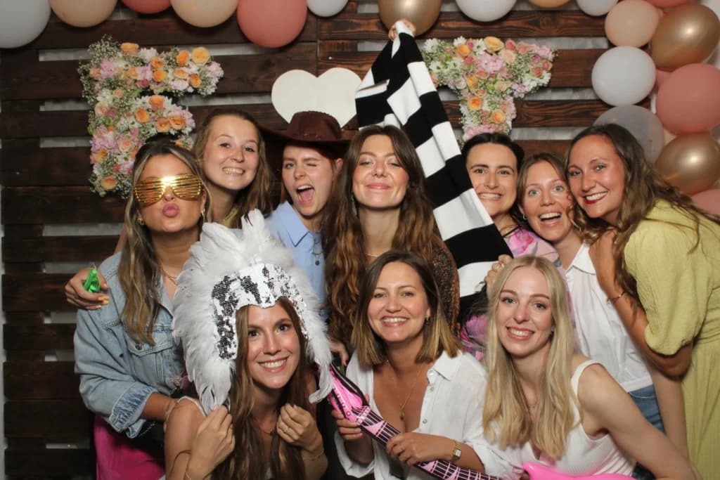 Gäste feiern mit der Fotobox auf einer Hochzeit