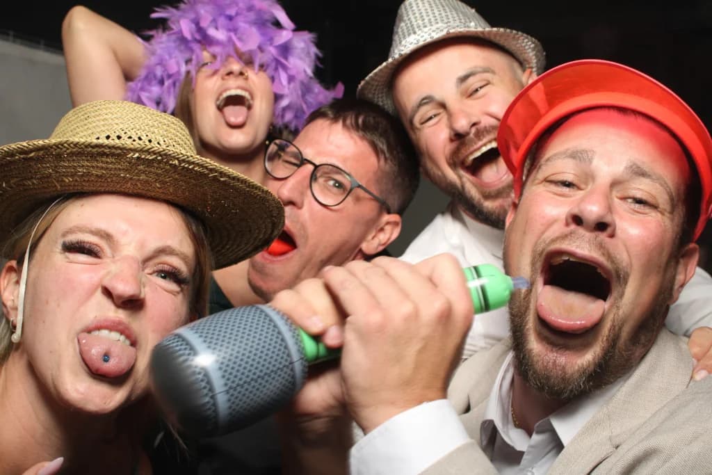 Gäste vor der NOSTA Fotobox